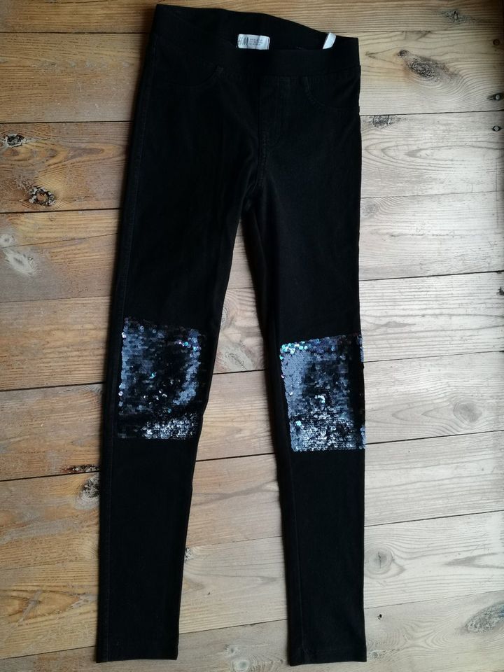 1 Mädchen Stretch-Jeans von H&M Größe 140 schwarz in Hohenwart