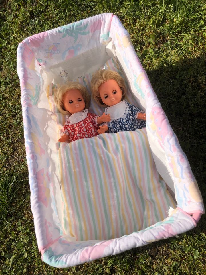 Puppenbett inklusive zwei Puppen in Volkach