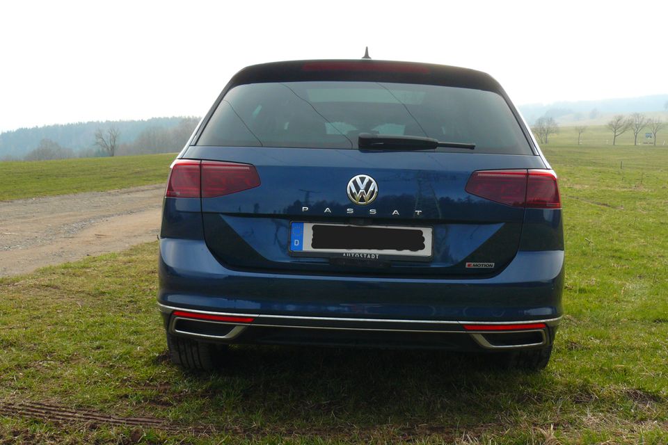 VW Passat Variant 2.0 TDI Elegance 4MOTION, AHK, LED, unfallfrei in Steinbach-Hallenberg (Thüringer W)
