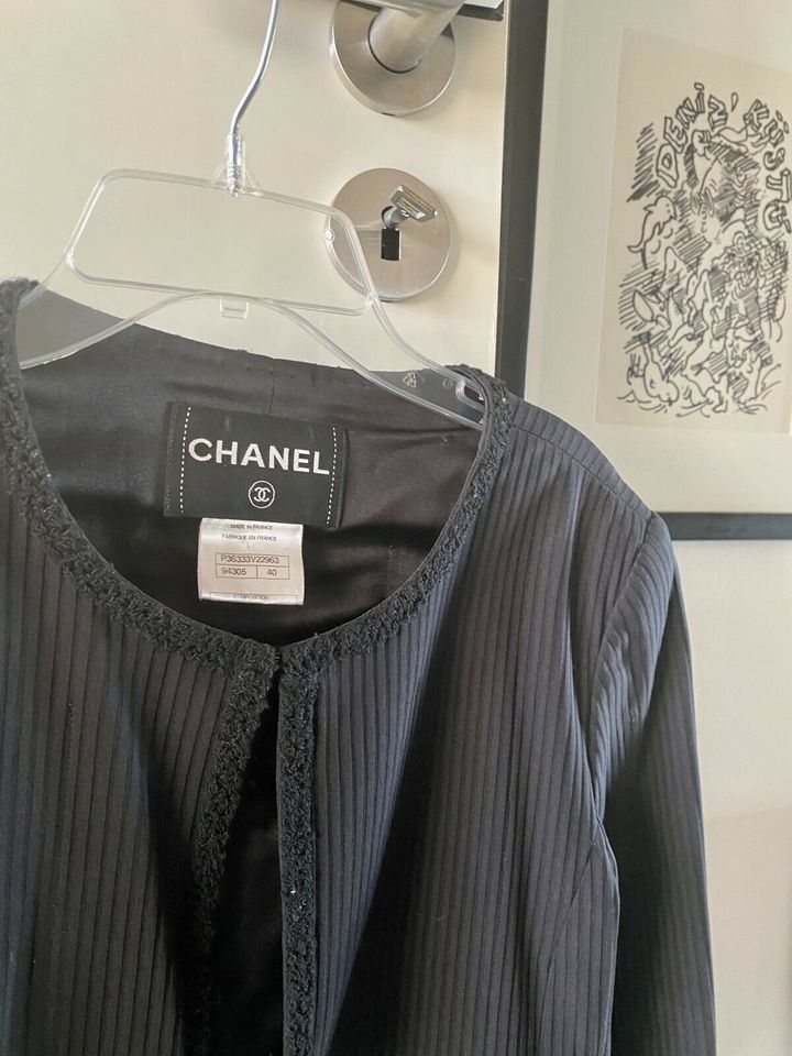 Chanel Petite Veste Noire jacke FULL SET brosche Stofftasche in Frankfurt am Main