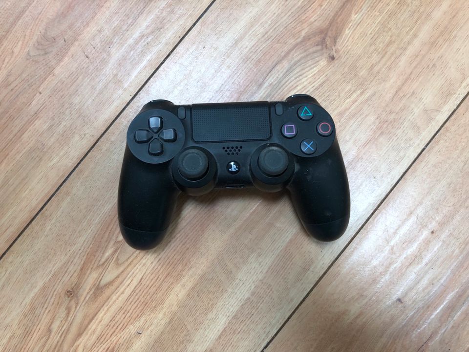 Playstaion 4 PS4 mit Controller in Hamburg