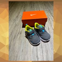 Nike / Gr. 21 / Sneaker mit Klettverschluss / Lauflerner Hessen - Körle Vorschau
