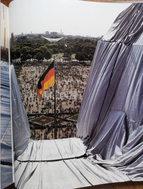 CHRISTO AND JEANNE-CLAUDE. WRAPPED REICHSTAG. BERLIN 1971–1995 in Berlin