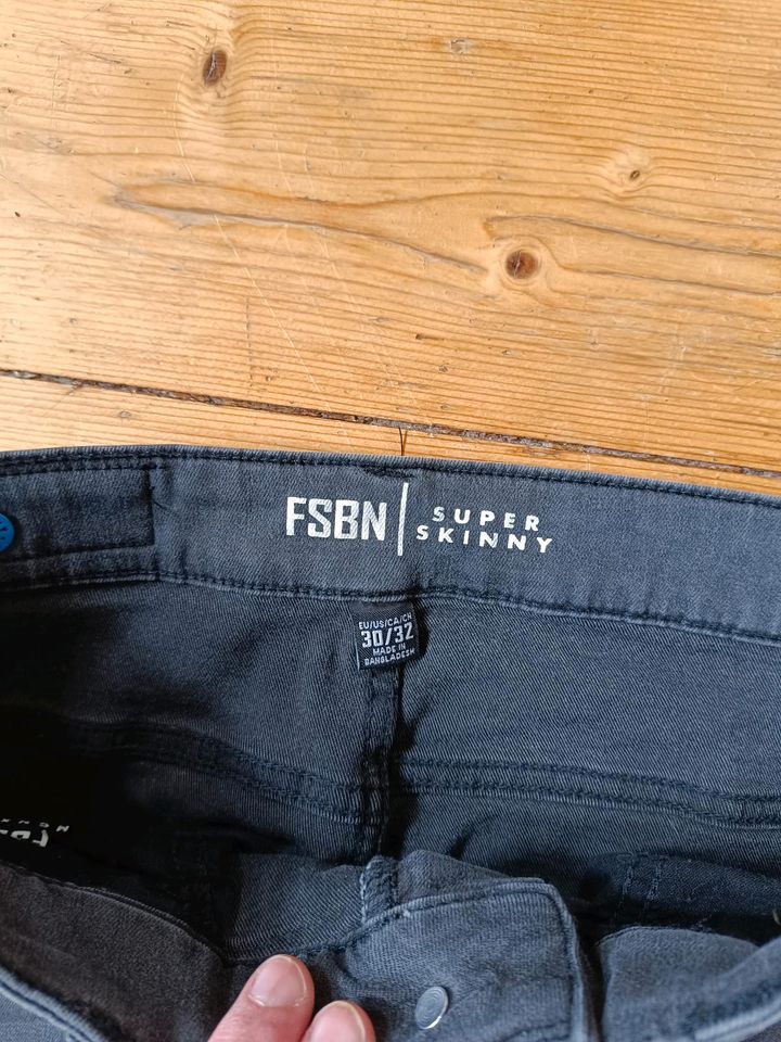 Super skinny Jeans von FSBN, 30/32 in Göttingen