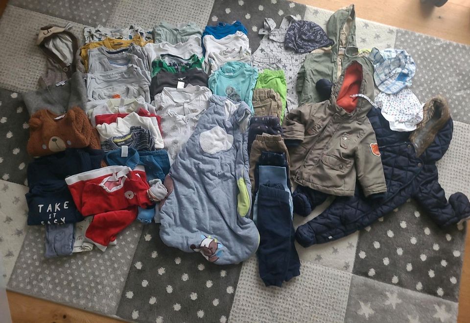 Jungen Kleiderpaket 51-teilig in Größe 68 in Hollenbach