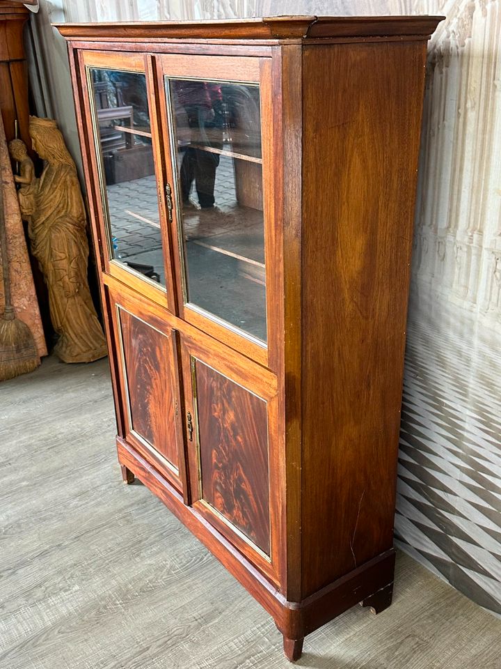 ANTIKER SCHRANK VITRINE UM 1900 MAHAGONI FURNIER VIERTÜRIG - Versand möglich 99 Euro - Wir sind für Sie da lokal in 86830 Schwabmünchen oder online ARTHOME24 in Schwabmünchen