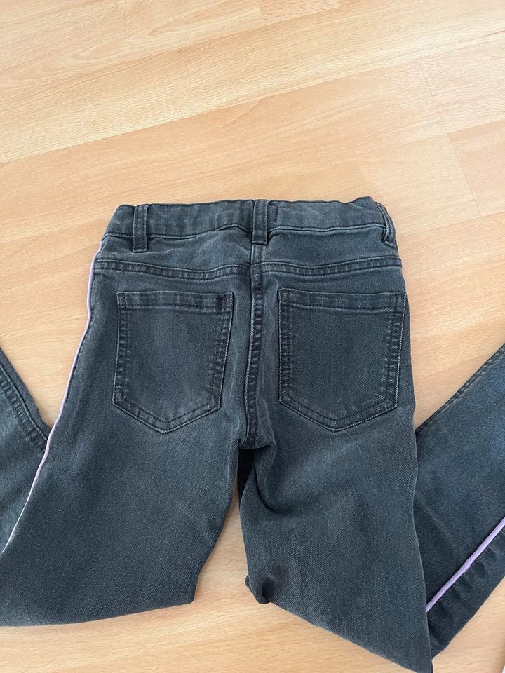 2x Jeans Gr 134 H&M und Alive in Wettenberg