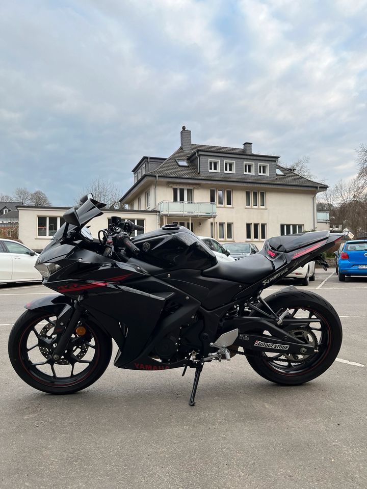 Yamaha R3 BJ 2014, TÜV, Akrapovic, Zubehör, Schwarz/Rot in Engelskirchen