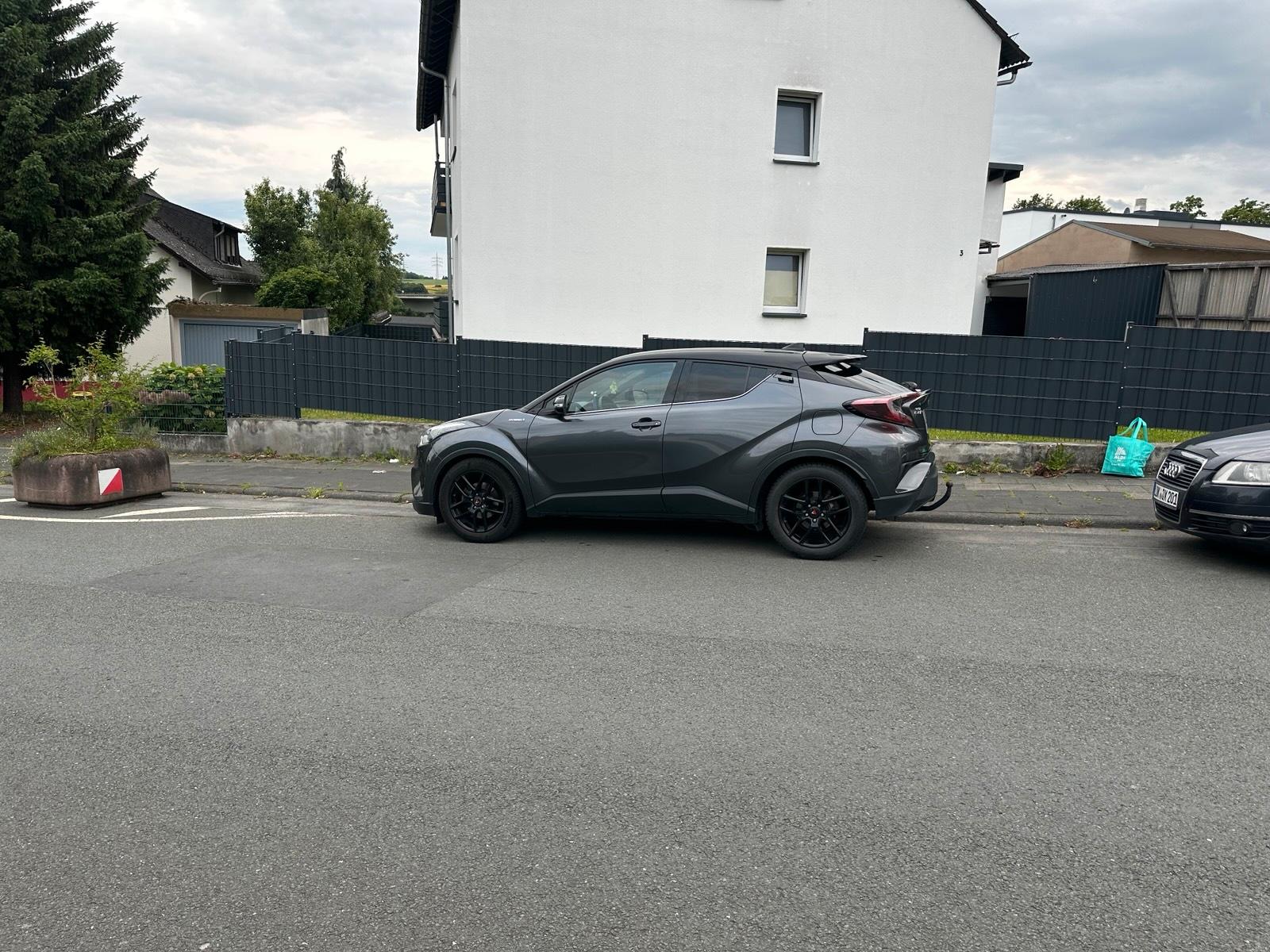 Abbildung des Autos Toyota, CH R. 1,8 l 2017…