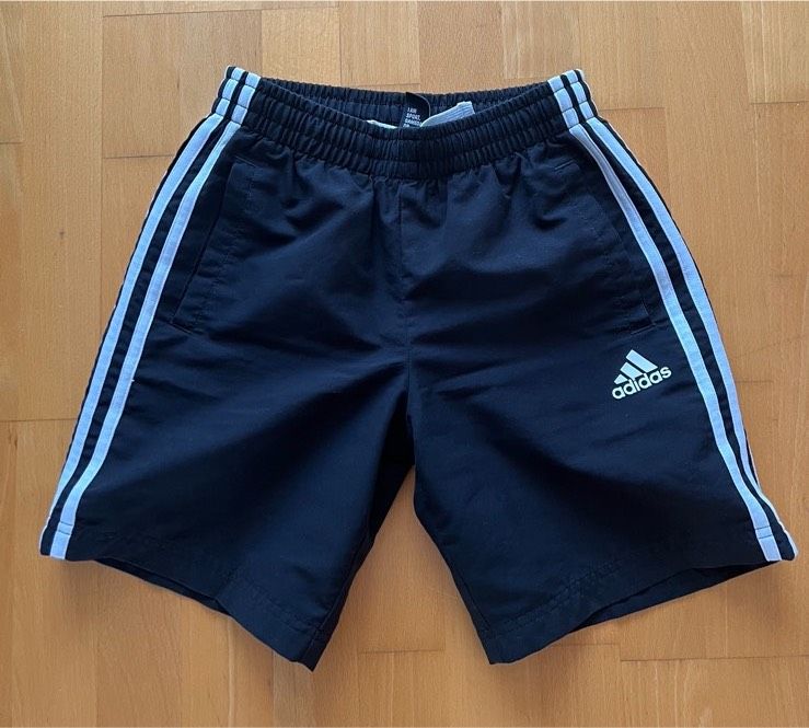 Adidas Shorts kurze Hose Sporthose Größe 140 in Mainz