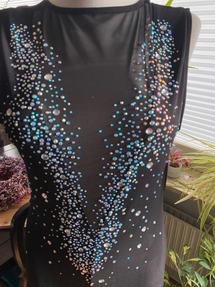 Schwarzes Kleid Größe 40/42 mit Glitzersteinchen in Büdelsdorf