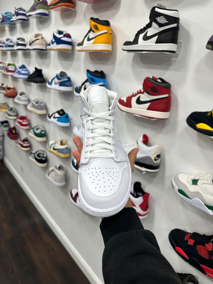 Nike Air Jordan 1 Mid Triple White 42.5 in Köln