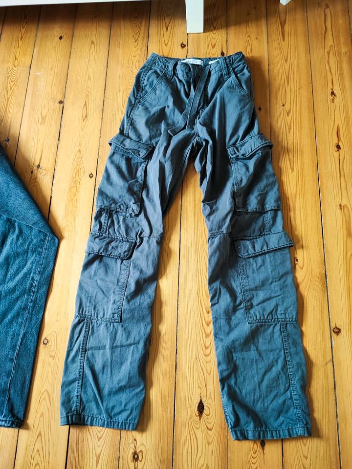 Zara, H&M Jeans Gr 32 oder 164 schwarz Bershka Cargohose grau in Zweibrücken