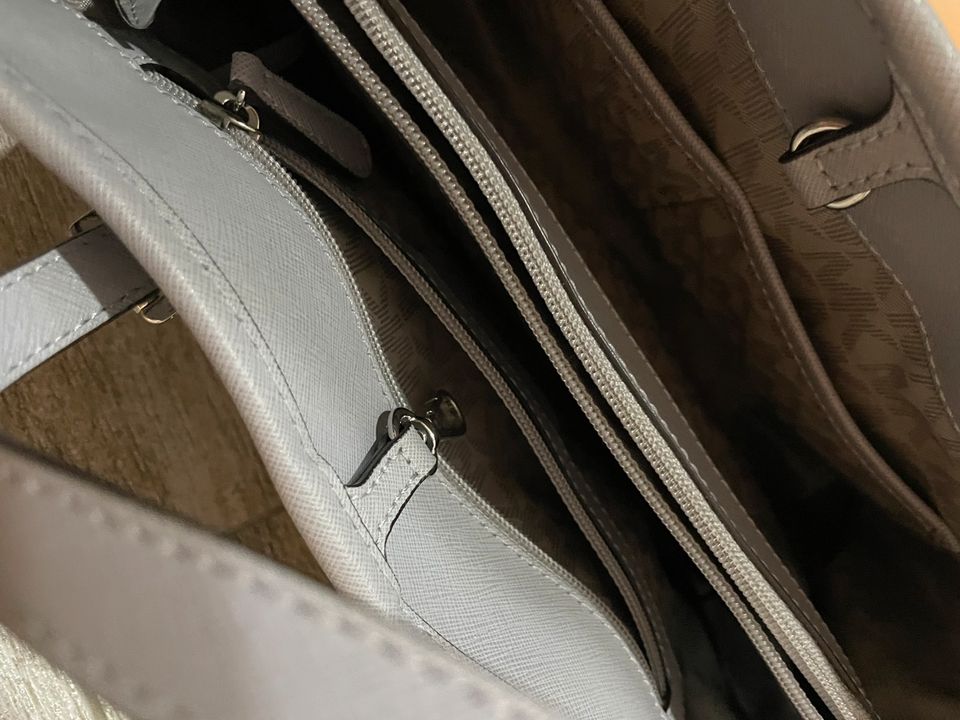Fast neue Michael Kors Tasche Handtasche Grau Travel jet Set grau in Erlangen