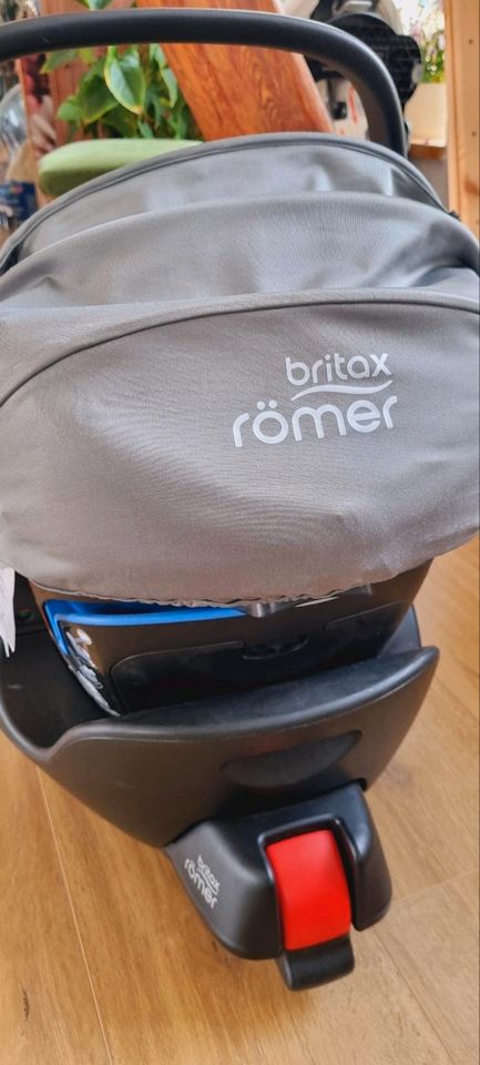 Britax Römer Baby Safe 2 i size mit Isofix in Bingen