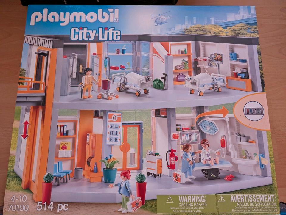 Playmobil Krankenhaus mit Krankenwagen und 2 Hubschrauber in Freisbach