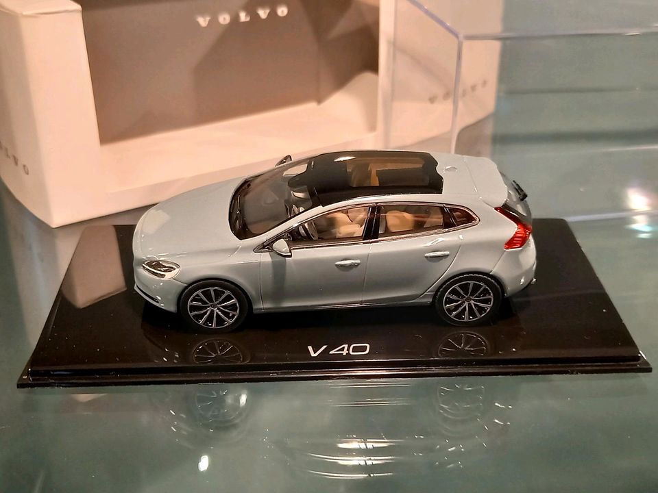 Volvo V40 II facelift 2016-2019 Amazon Blue 1/43 Norev in Aachen