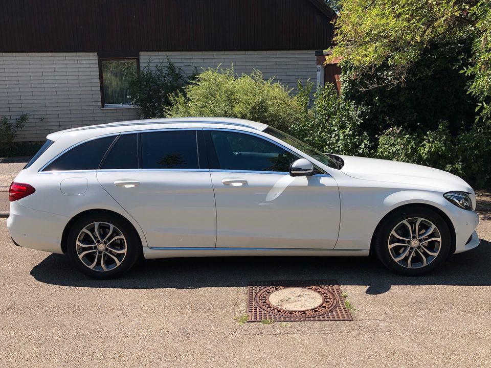 Mercedes C220dT Avantgarde 7g Distronic LED Teilleder Navi 17“ in Urbach