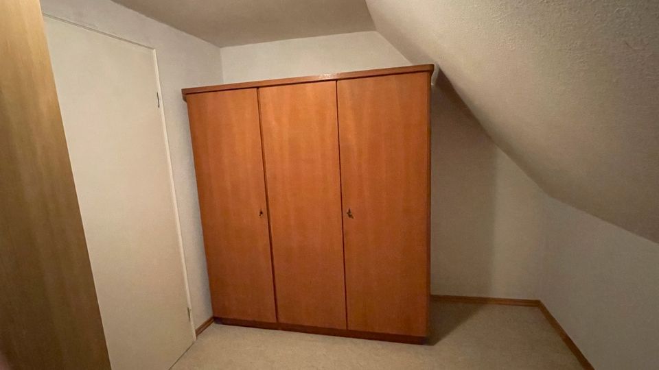 Großer Kleiderschrank aus Holz in Mainstockheim