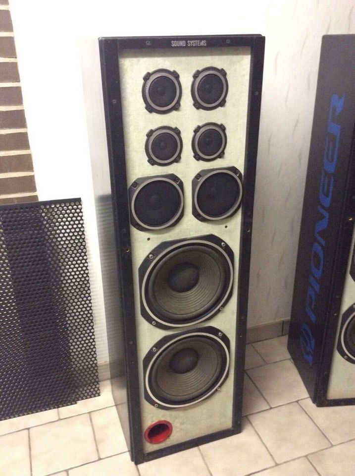 1 Paar Hifi Stereo Standboxen schwarz je 8 Lautsprecher, 200 Watt in Neustadt am Rübenberge