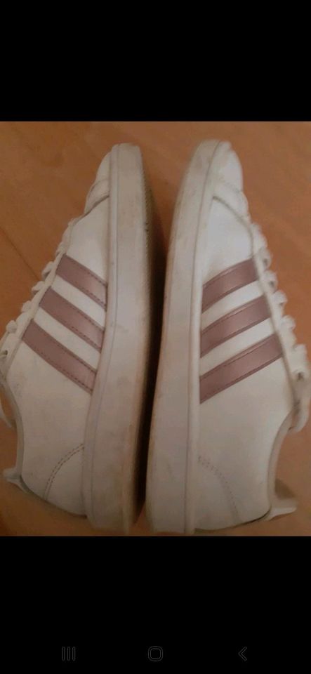 Adidas sneaker in Olpe