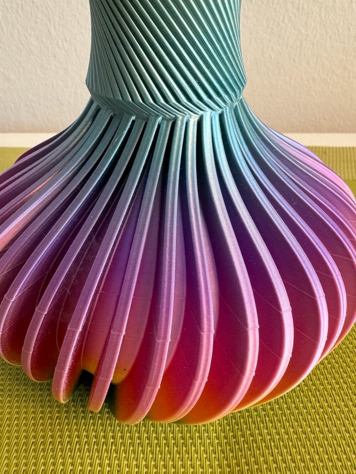 Vase selbstdesigned in 3D Druck Regenbogen Optik in Roth