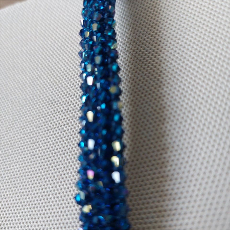 Blaues glänzendes Häkel-Armband * enthält Swarovski Elements * 3 in Bornheim