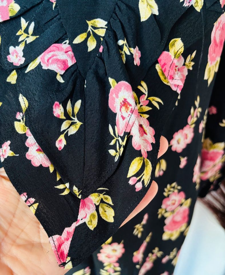 Neuwertig! Süßes Mini Kleid von Zara mit Rosen Print in München