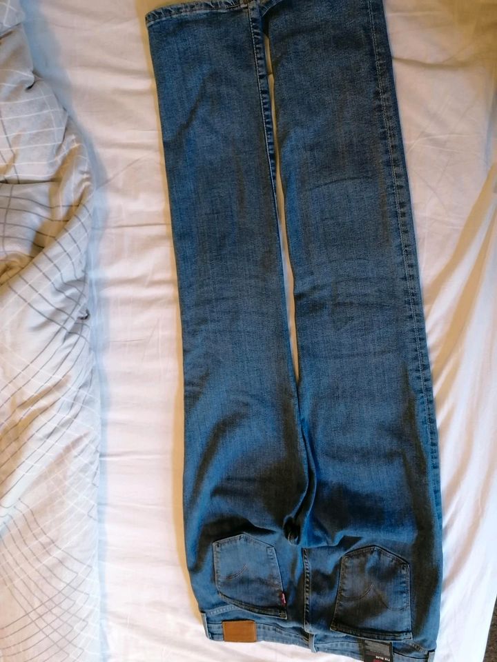 Original Levi's Jeans 712 slim 31/32 in Dülmen