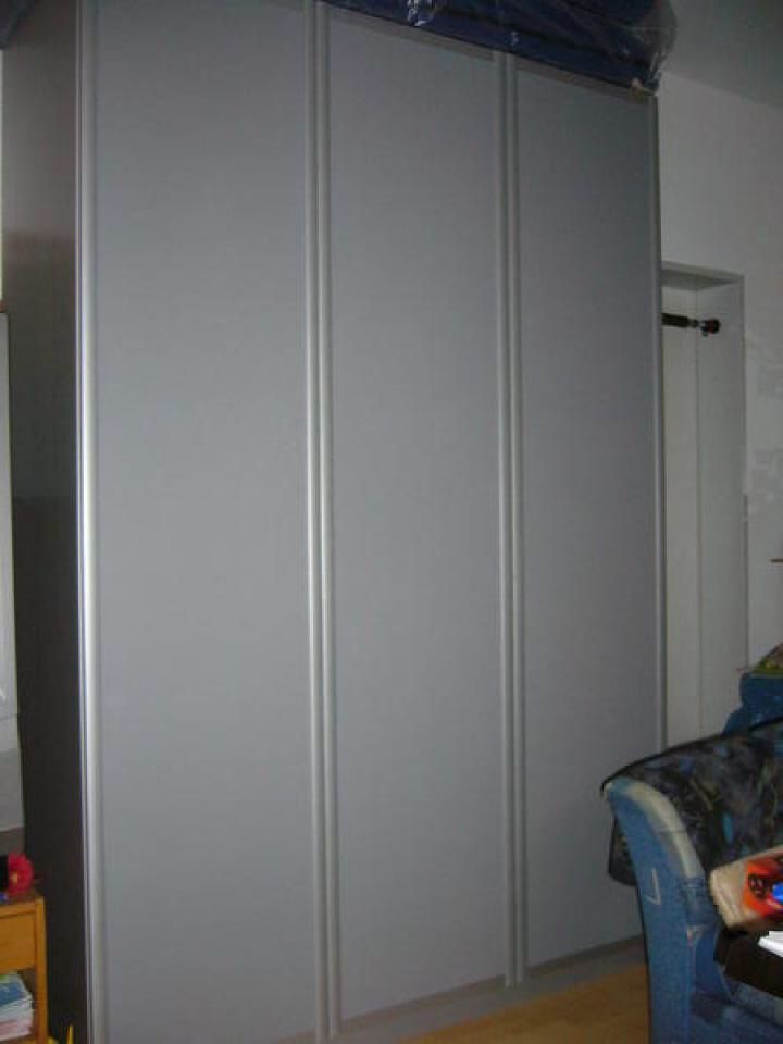 Kleiderschrank Silber 3 türig mit Stange und Regale 210/150/60cm. in Köln