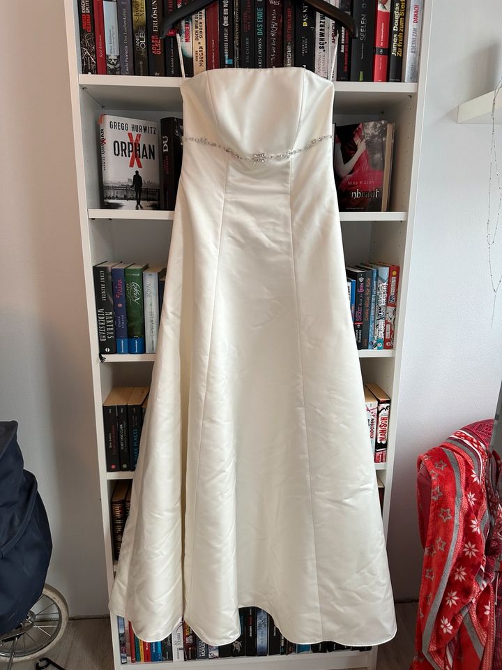 Brautkleid Hochzeitskleid Kleid creme Ivory Agnes 38 in Crimmitschau