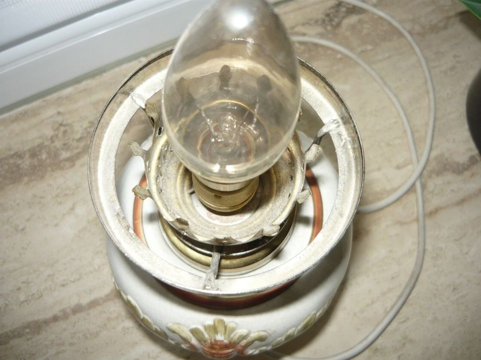 Tischlampe im Stil Petroliumslampe Keramik  Messing -Glaszylinder in Geretsried