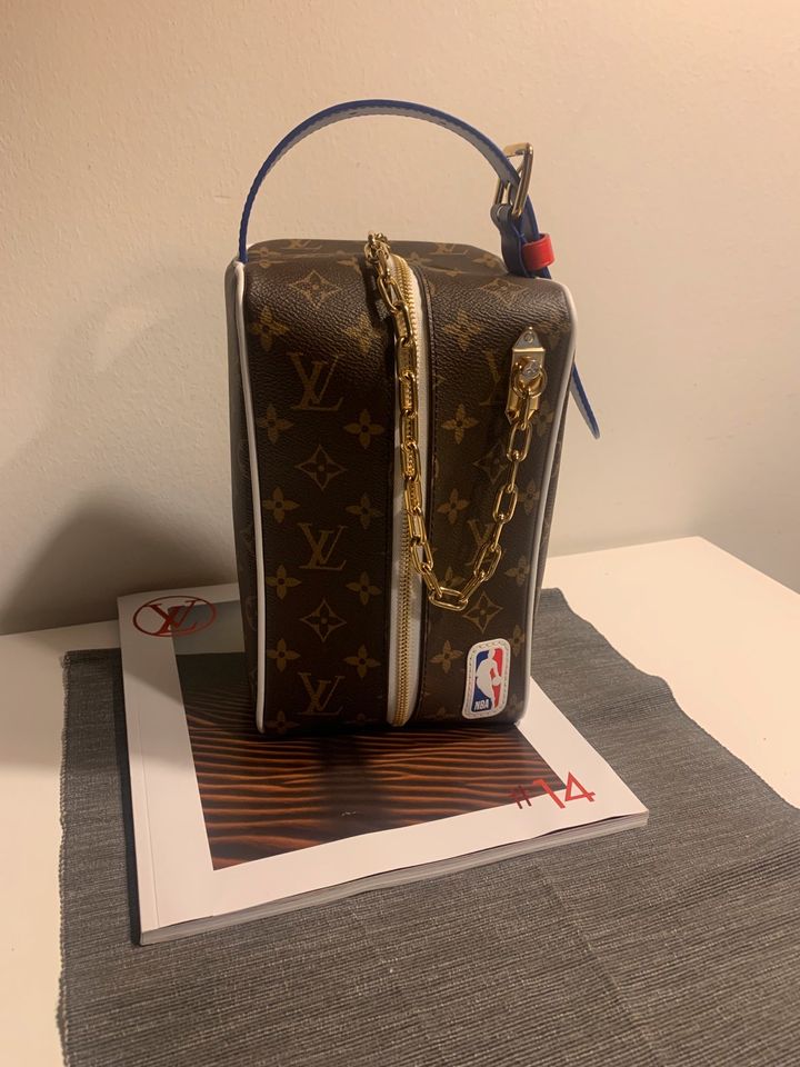 Louis Vuitton x NBA Cloakroom Dopp Kit Limited Edition in Berlin - Köpenick