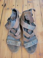 Vic Matié Gr. 38, hellbraune Sandalen mit Nieten Nürnberg (Mittelfr) - Nordstadt Vorschau