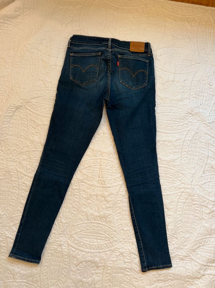 Levi’s Blue Jeans 711 Skinny 27/30 macht eine tolle Figur in Frankfurt am Main