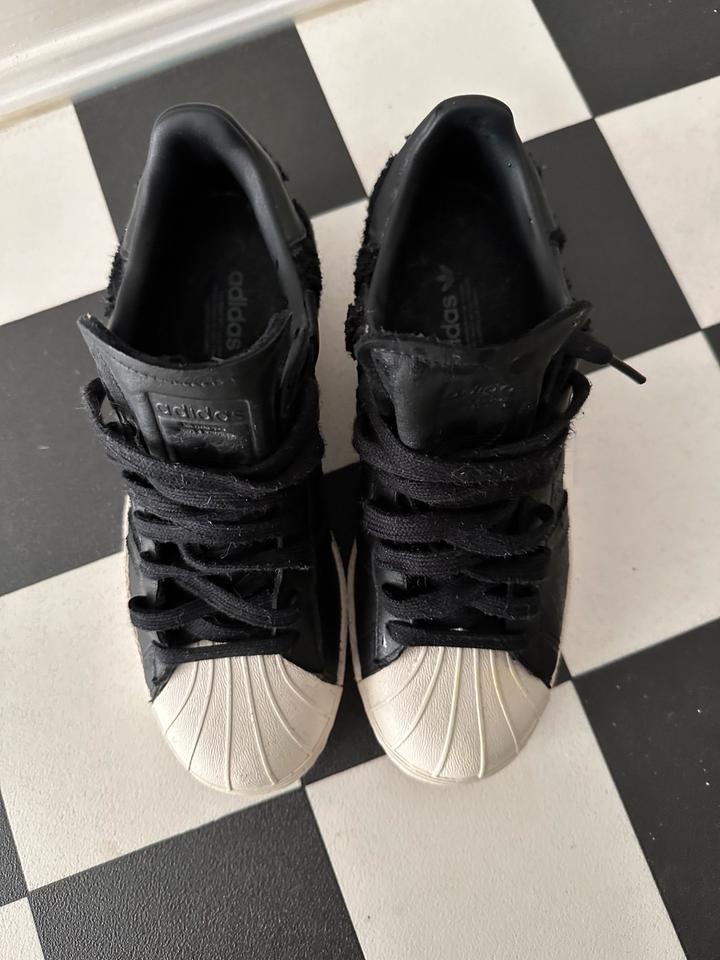 Adidas Superstar 80s Negbas Negbas Casbla Größe 39 1/2  Neu in Hamburg