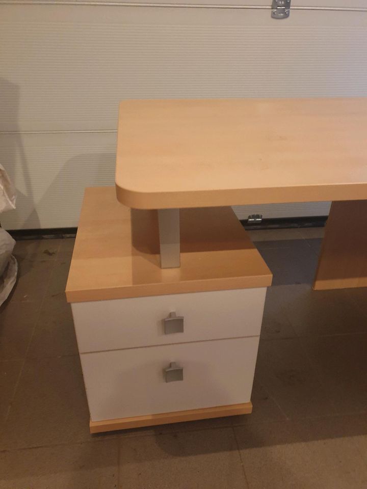 Schreibtisch mit Hochschrank in Eggolsheim
