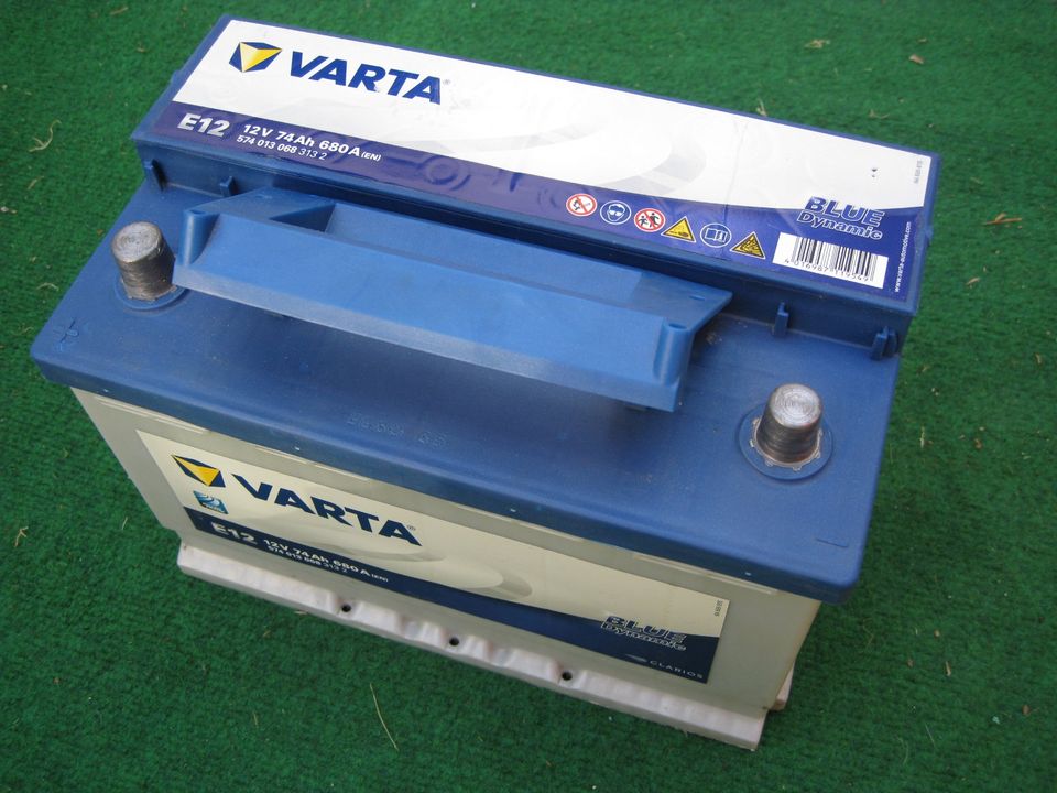 Batterie 74 Ah Varta E12 Blue Dynamic Pluspol links in Bad