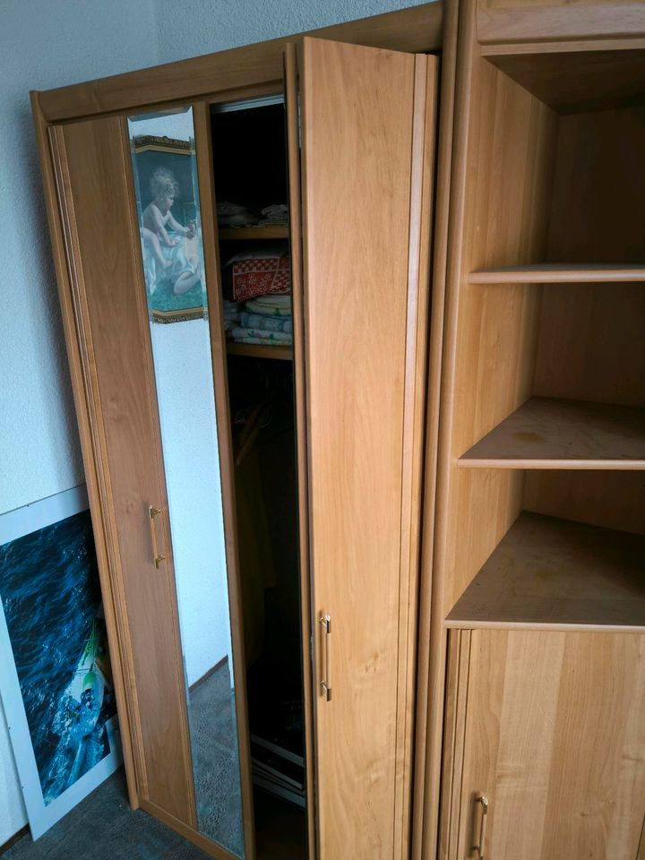 Schrank Vitrine Kleiderschrank Wohnzimmer Schrankwand in Roitzsch