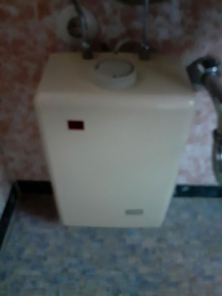 Waschbecken und Untertischboiler gut erhalten in Ziertheim