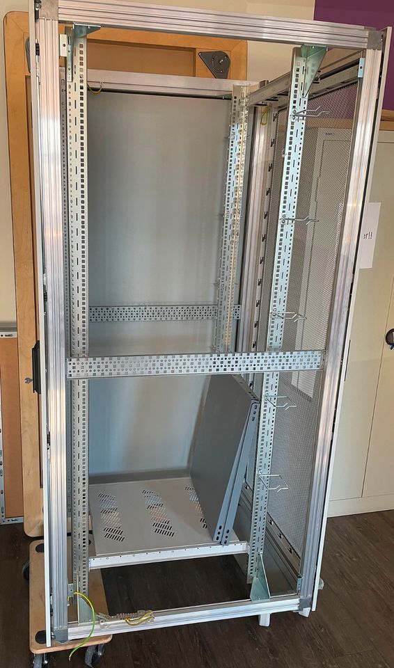 Server-Rack von Knürr mit Zubehör in Pastetten