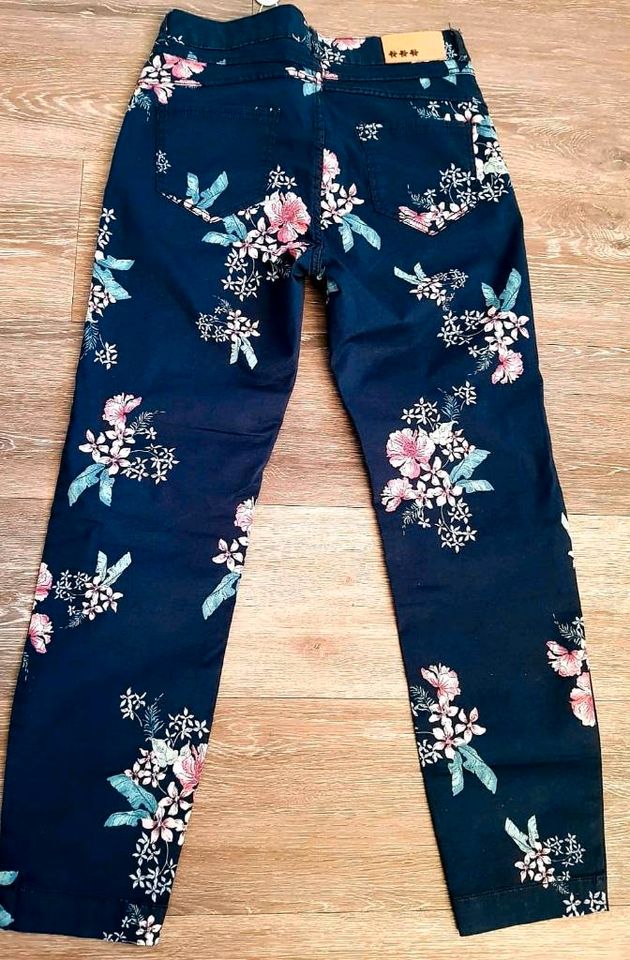 Damen Hose blau mit floralem Muster in Fürstenwalde (Spree)