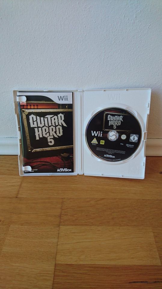 GUITAR HERO WII BUNDLE plus 1 separates Spiel in Hürth