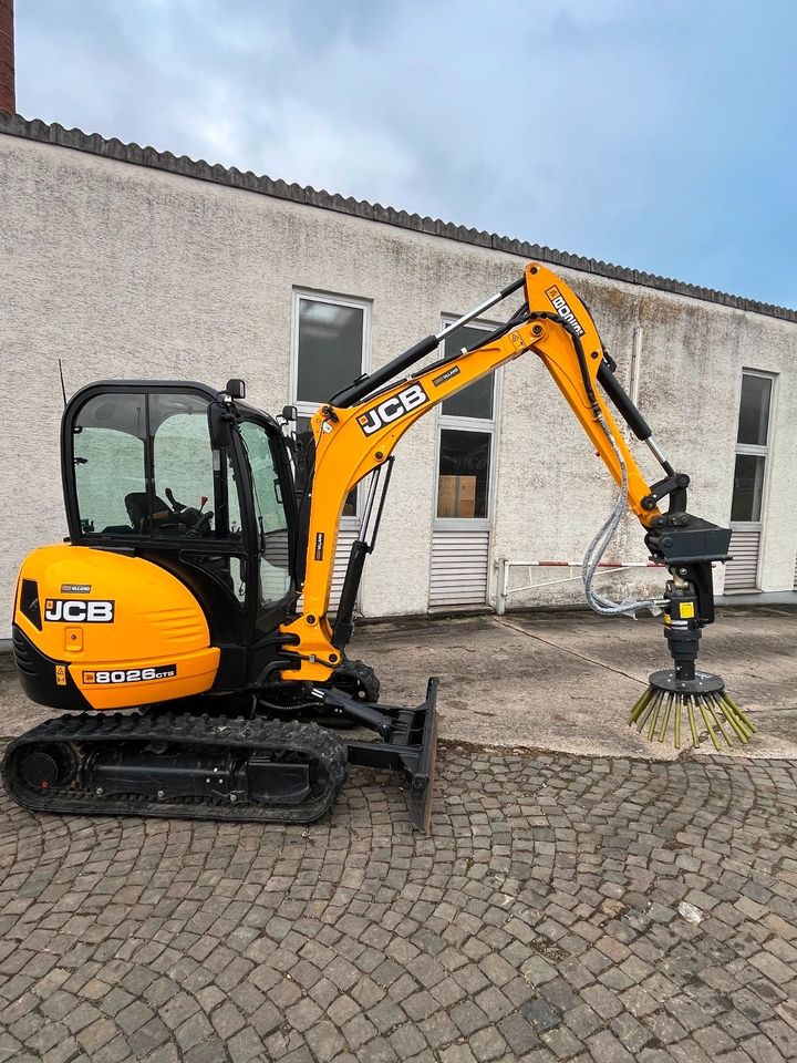 Mieten Minibagger mit Erdbohrer/ Unkrautbürste MS 03 2,8 Tonnen Bagger JCB 8026 Mieten Baumaschinen Vermietung Leihen in Meisenheim