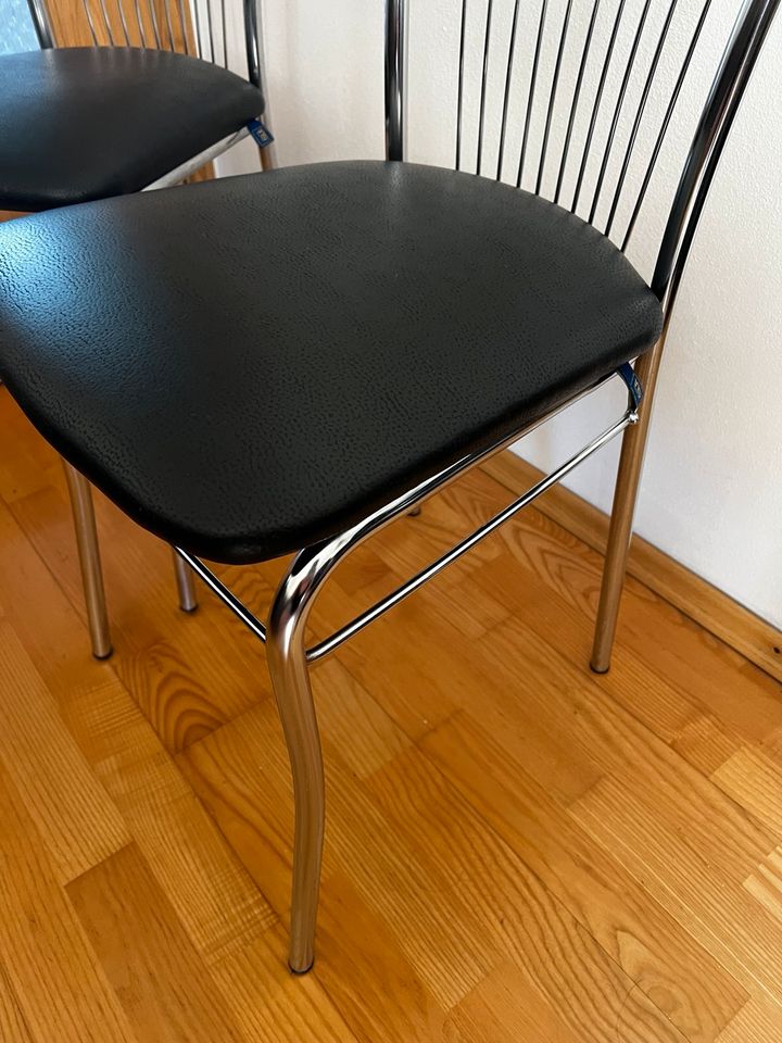 2x Stühle Esszimmerstühle silber mit schwarzem Kunstleder Bezug in Gersthofen