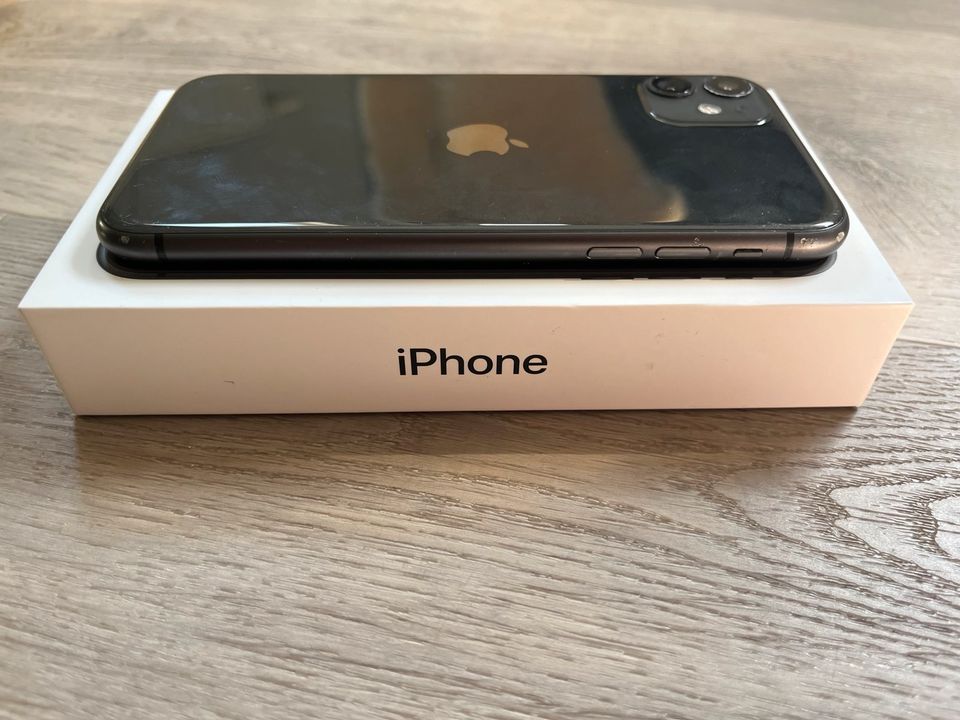 Apple IPhone 11 128 GB, guter Zustand in Gründau