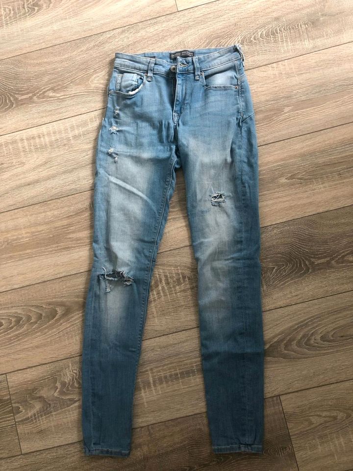 Bershka Skinny Jeans Gr. 36 in Ostelsheim