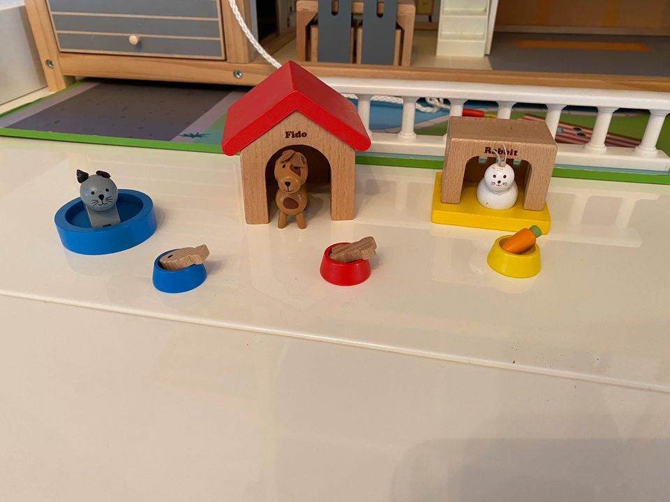 Hape Puppenhaus Villa mit viel Zubehör in Hamburg