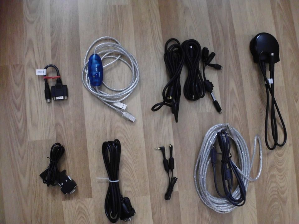 Sortiment Kabel und Adapter für ältere elektronische Geräte in Chemnitz