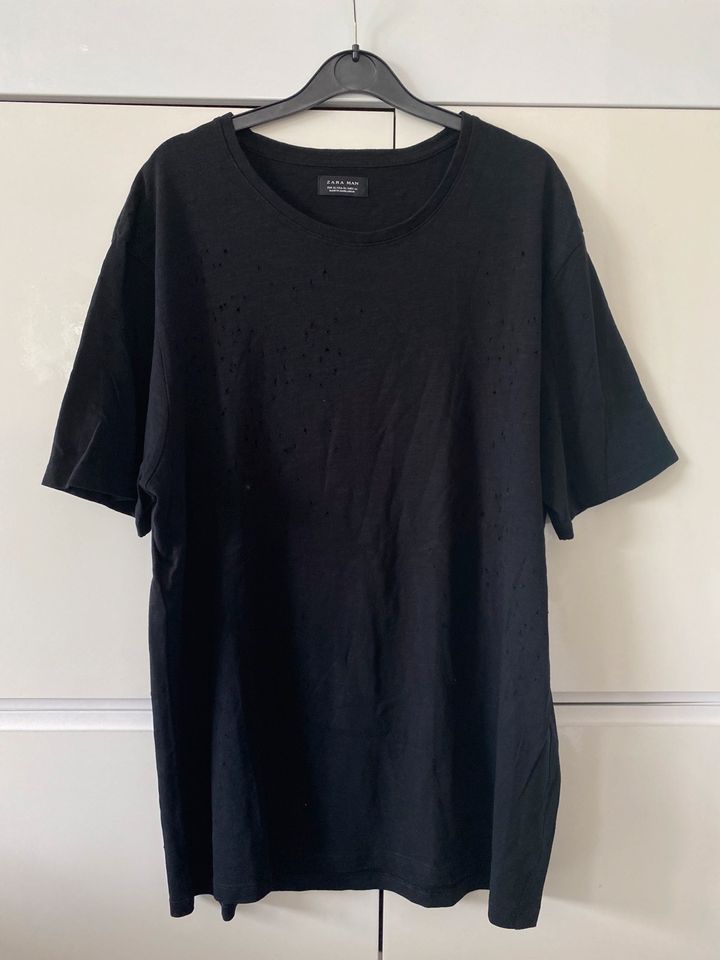 Zara Man T-Shirt schwarz Löcher Gr. XL super Zustand in Oberursel (Taunus)